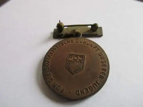 DDR Abzeichen  FDJ Artur Becker-Medaille  