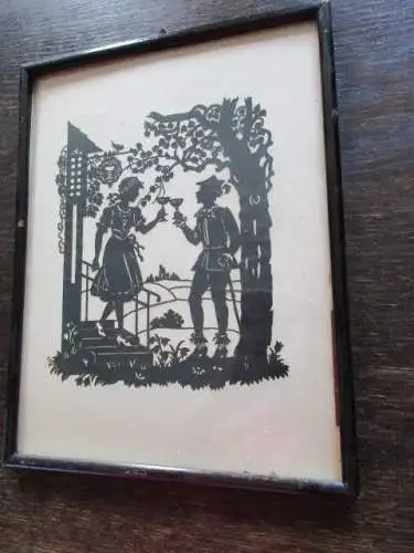 schöner alter Scherenschnitt Gasthaus Pärchen prostet mit Wein um 1920