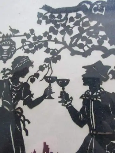 schöner alter Scherenschnitt Gasthaus Pärchen prostet mit Wein um 1920