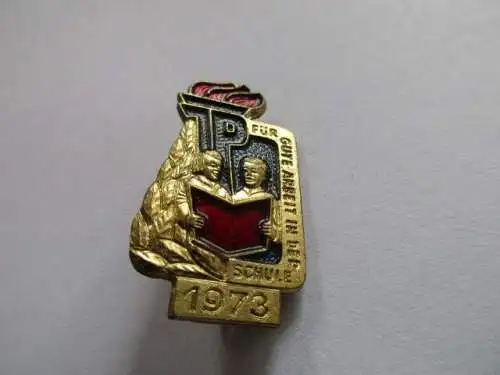 DDR Abzeichen fur gute Arbeit in der Schule  1973