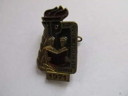 DDR Abzeichen fur gute Arbeit in der Schule  1971