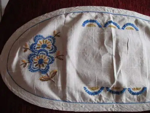 schönes altes Tischdeckchen oval Stickerei Handarbeit 60 x 28 cm 