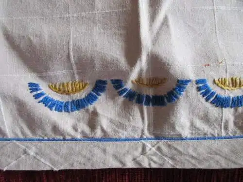 schönes altes Tischdeckchen oval Stickerei Handarbeit 60 x 28 cm 