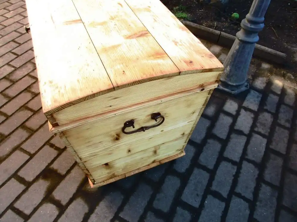 Truhe  Gründerzeit  um 1880  Weichholz   Runddeckeltruhe Nr. 17 4