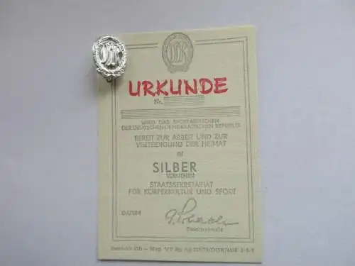 DDR Abzeichen Sportabzeichen Silber mit Urkunde