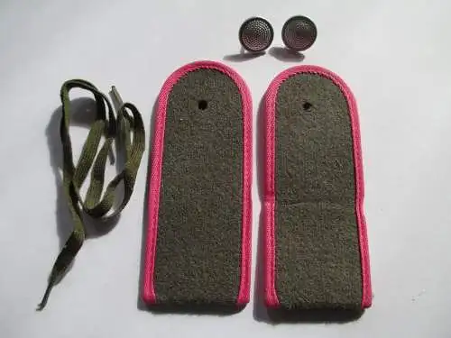 NVA 1 paar Schulterstücke  Soldat   Panzer   rosa