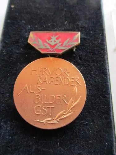 DDR  GST Hervorragender Ausbilder der GST  bronze emailiert RS glatt  1969-1980