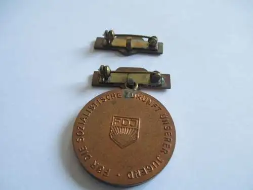 DDR  FDJ  Artur Becker Medaille  Material: Bronze Emailliert