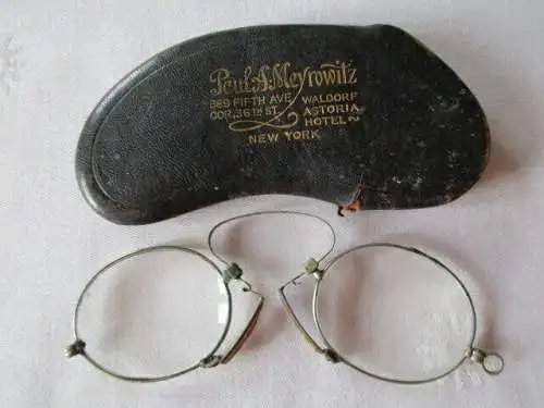 altes Brillenetui mit Brille Paul .A. Meyrowitz Walddorf Astoria New York