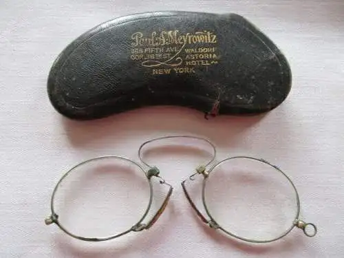 altes Brillenetui mit Brille Paul .A. Meyrowitz Walddorf Astoria New York