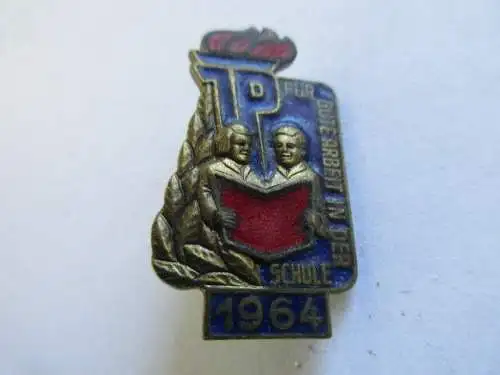 DDR Abzeichen fur gute Arbeit in der Schule  1964