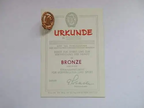 DDR Abzeichen Sportabzeichen Bronze mit Urkunde