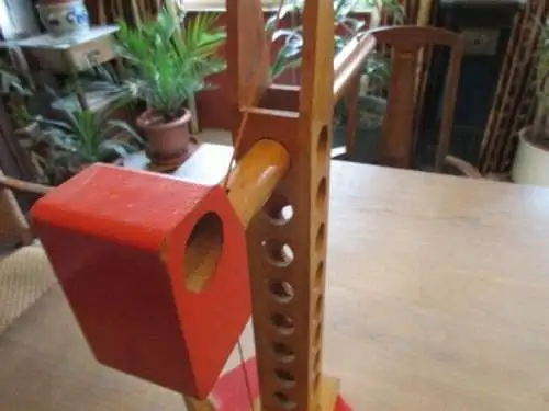 Kran   Holz  der Firma nicht bekannt