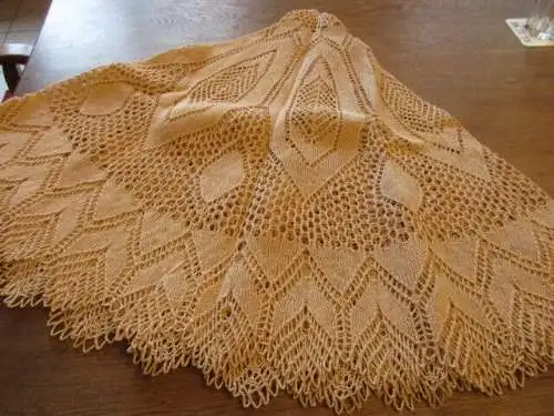 schöne alte   Tischdecke   Ø  140 cm