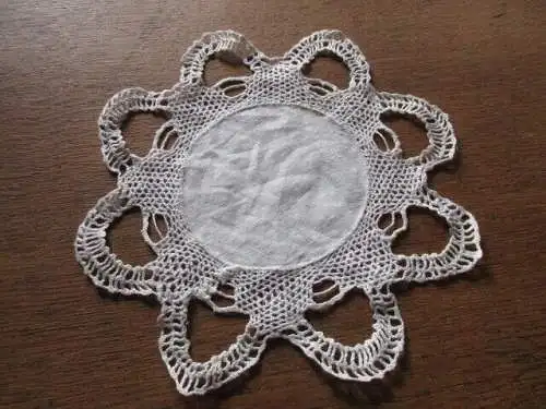 schönes altes Tischdeckchen, gehäkelt Handarbeit Ø 23 cm Nr.  ( 24 )