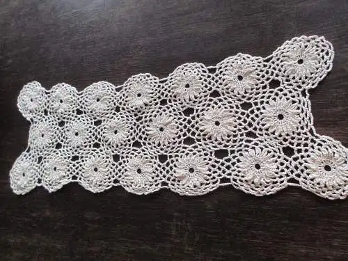 schöner alter Tischläufer gehäkelt Handarbeit 55 x 22 cm 