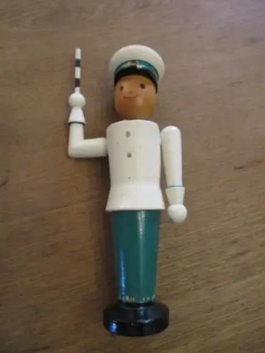 Verkehrspolizei  der Firma Holz 22 cm höhe