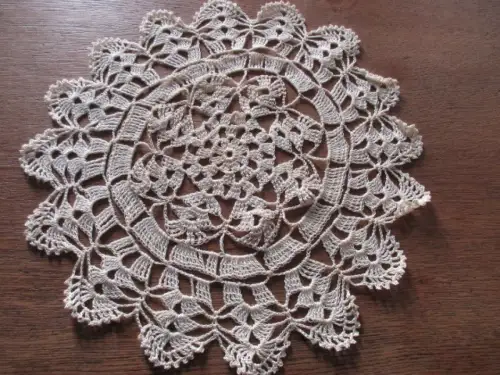 schöne alte   Tischdecke   Ø  27  cm   (  26  )