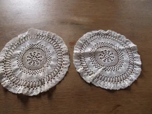 2 schöne alte   Tischdecke   Ø  21 cm   (  25  )