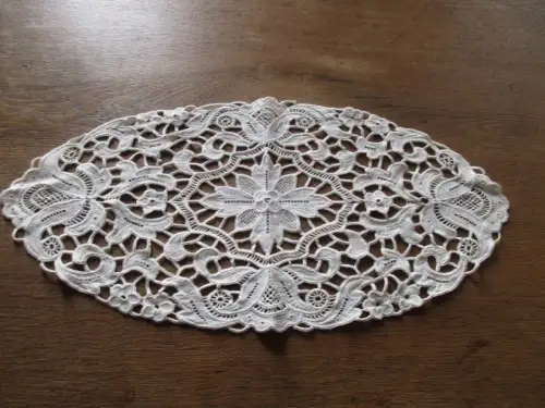 2 schöne alte   Tischdecke   Ø  45 x 23  cm   (  18  )