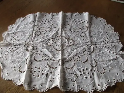 2 schöne alte   Tischdecke   Ø  68 x 45  cm   (  11  )