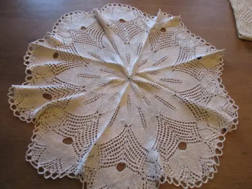 schöne alte   Tischdecke   Ø  58 cm  x  58 cm (  45  )