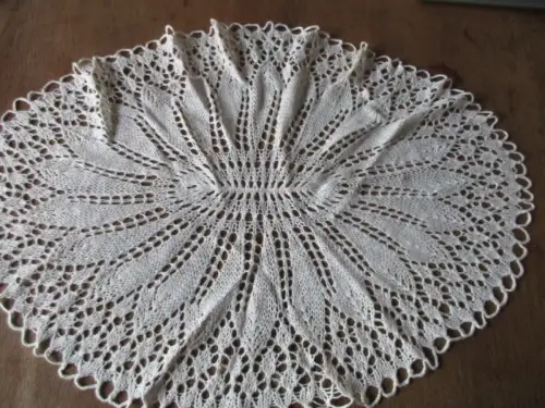 schöne alte   Tischdecke   Ø  60 x 45  cm   (  50  )