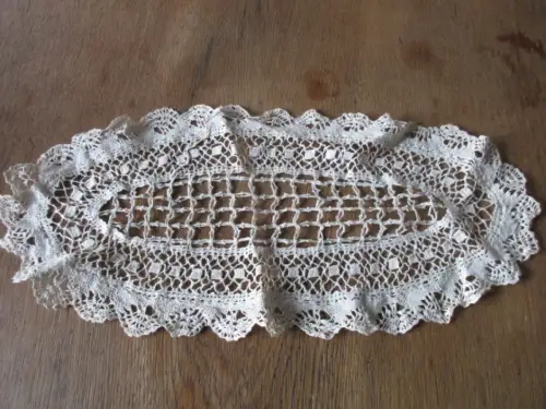 schöne alte   Tischdecke   Ø 33 x 16  cm   (  53  )