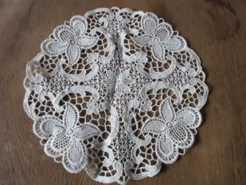 schöne alte   Tischdecke   Ø 20 cm   (  41  )