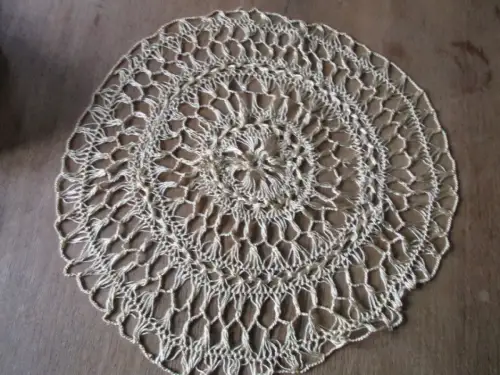 schöne alte   Tischdecke   Ø 40 cm   (  21  )