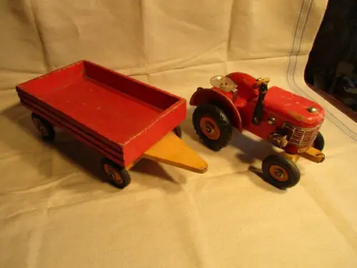  Traktor mit Hänger Holz 
