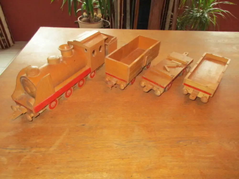  DDR Holzeisenbahn Bahn  ca. 140 cm lang 0