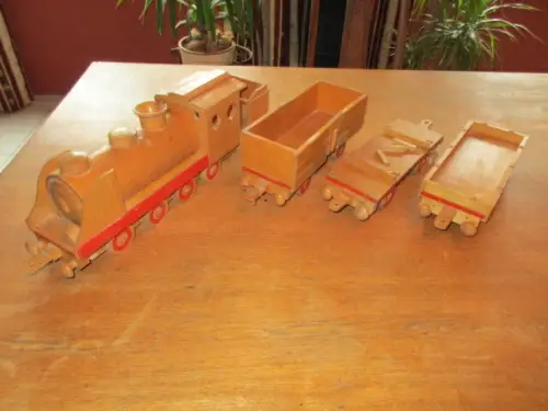  DDR Holzeisenbahn Bahn  ca. 140 cm lang