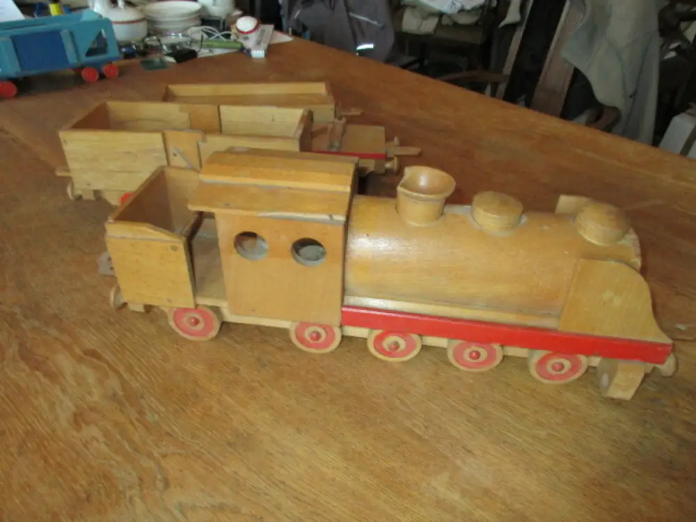  DDR Holzeisenbahn Bahn  ca. 140 cm lang 3