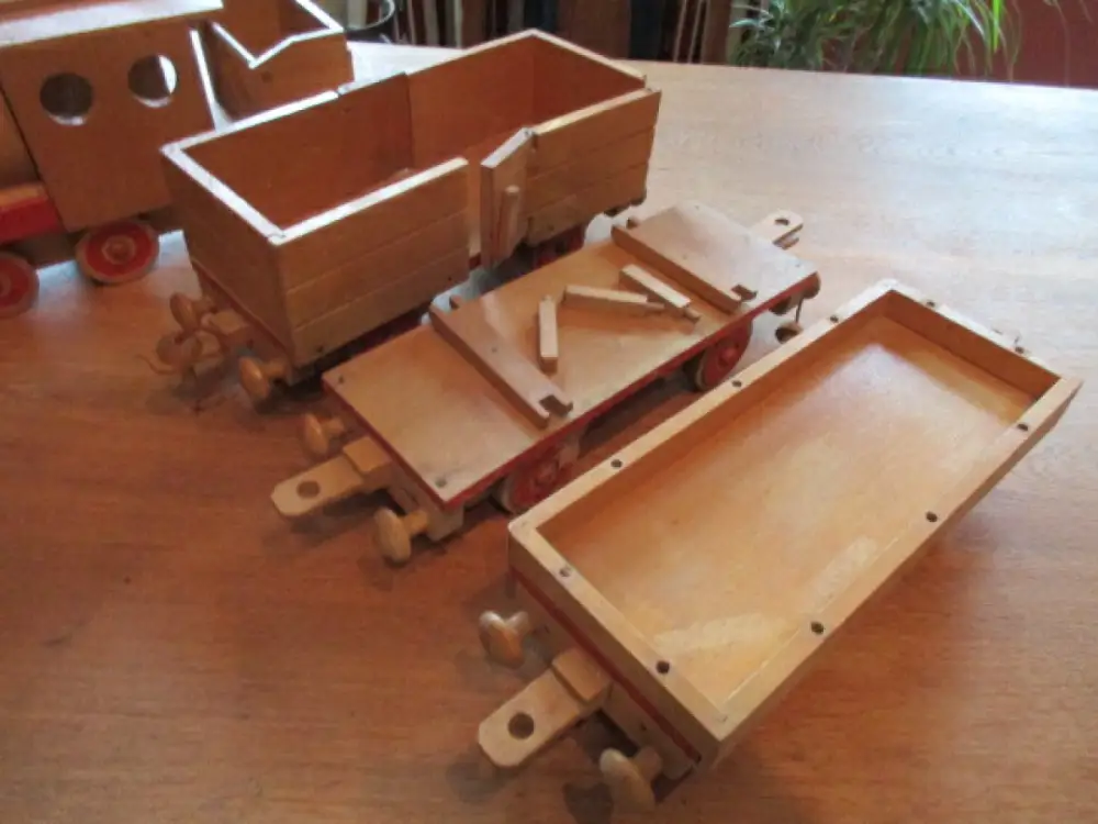  DDR Holzeisenbahn Bahn  ca. 140 cm lang 5