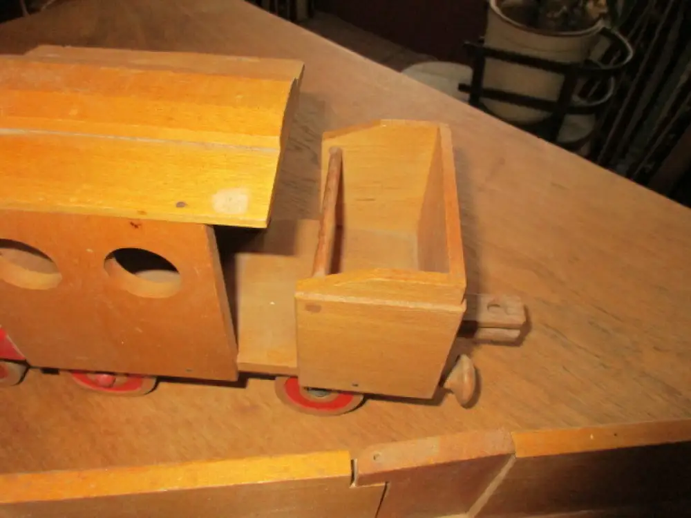  DDR Holzeisenbahn Bahn  ca. 140 cm lang 7