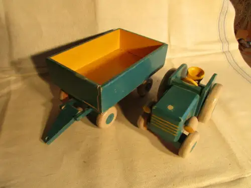 Traktor mit Anhänger Holz