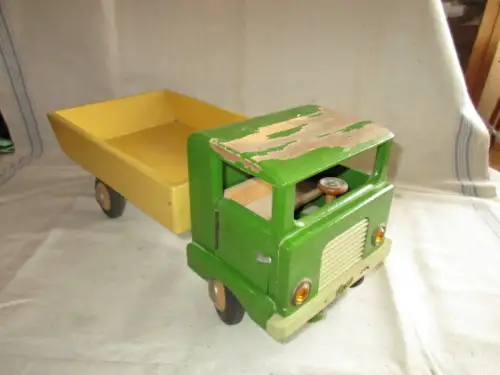  LKW Holzauto der Firma HUSSA