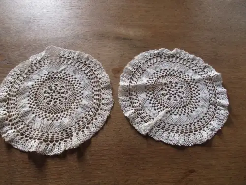 2 schöne alte   Tischdecke   Ø  21 cm   (  25  )