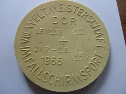 DDR  Plakette Fallschirmsport  Leipzig  15 cm VIII Weltmeisterschaft 1966