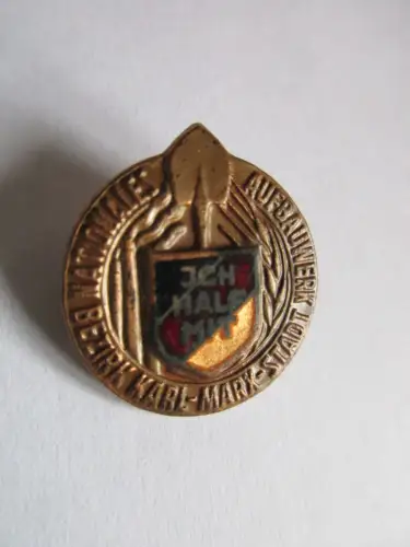 DDR Abzeichen Nationales Aufbauwerk Karl-Marx-Stadt Bronze ICH HALF MIT