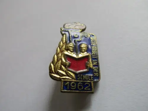 DDR Abzeichen fur gute Arbeit in der Schule  1962