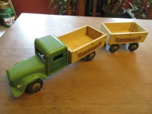 LkW mit Hänger  der Firma