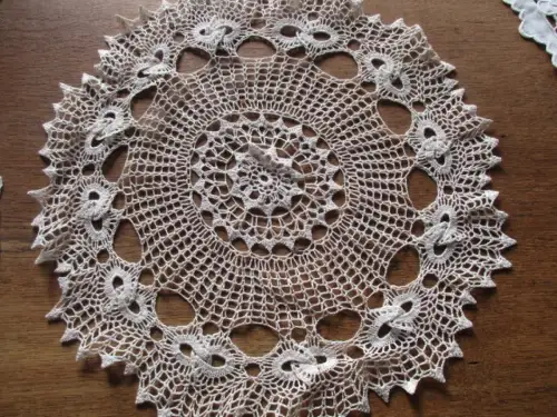 alte Tischdeckchen Mitteldecke  Handarbeit  ( 20 )  40 cm