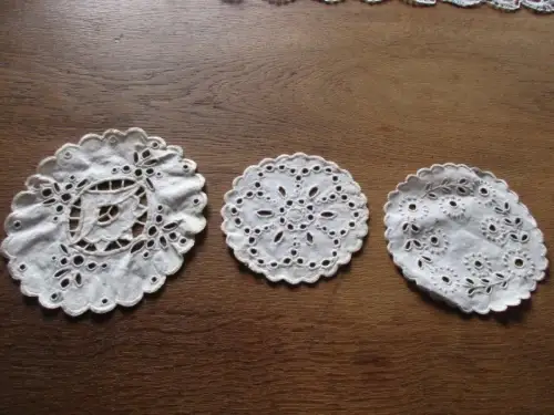 drei alteTischdeckchen Mitteldecke rund 11,5 und 14 cm  ( 9 )