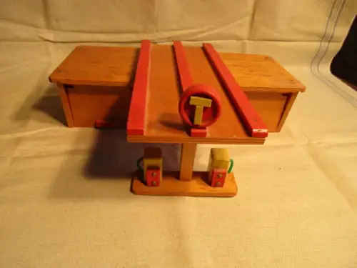 große Holz Tankstelle der Firma HEKO