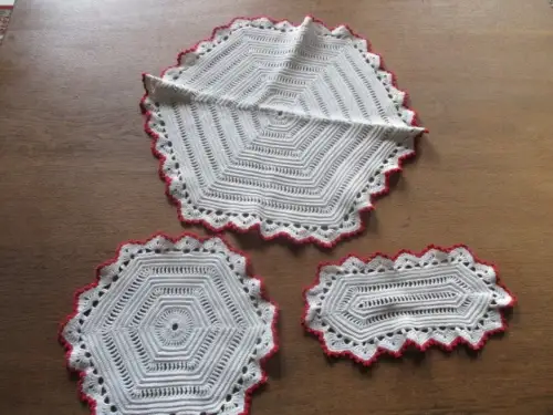 drei  alte Tischdeckchen Mitteldecke rund Handarbeit  ( 7 )