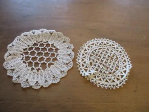 schöne alte   Tischdecke   Ø  20 cm  ,  16 cm (  38  )