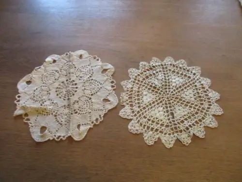 schöne alte   Tischdecke   Ø  23 cm , 25 cm (  52  )