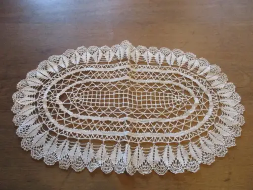 schöne alte   Tischdecke   Ø  42 cm  x  26 cm (  43  )